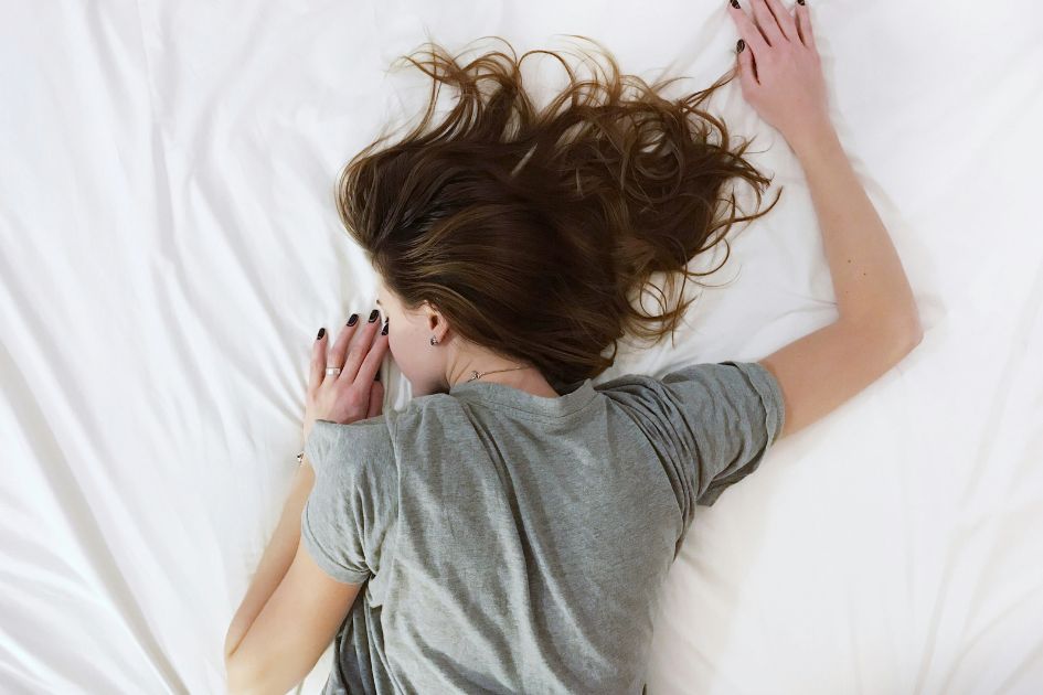A girl sleeping on a grounding fitted sheet