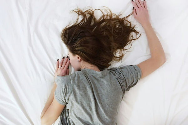 A girl sleeping on a grounding fitted sheet
