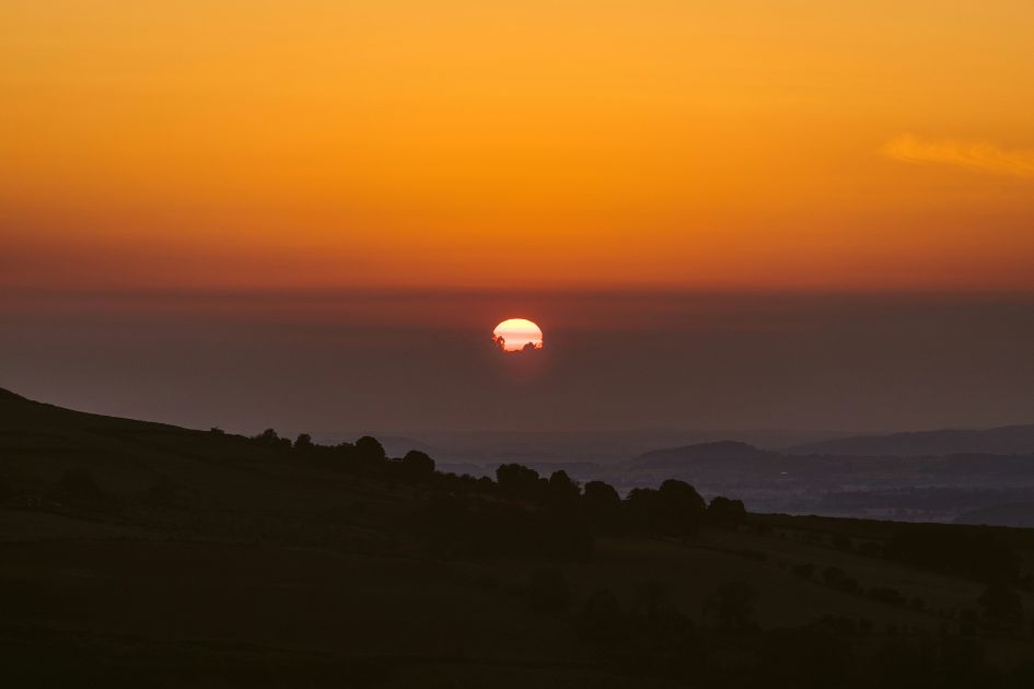 Sunrise symbolizing natural wake up with Restora Dream sunrise alarm clock under 100