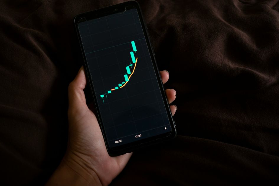 User checking Restora Dream sleep tracker results on mobile app after a full night’s rest